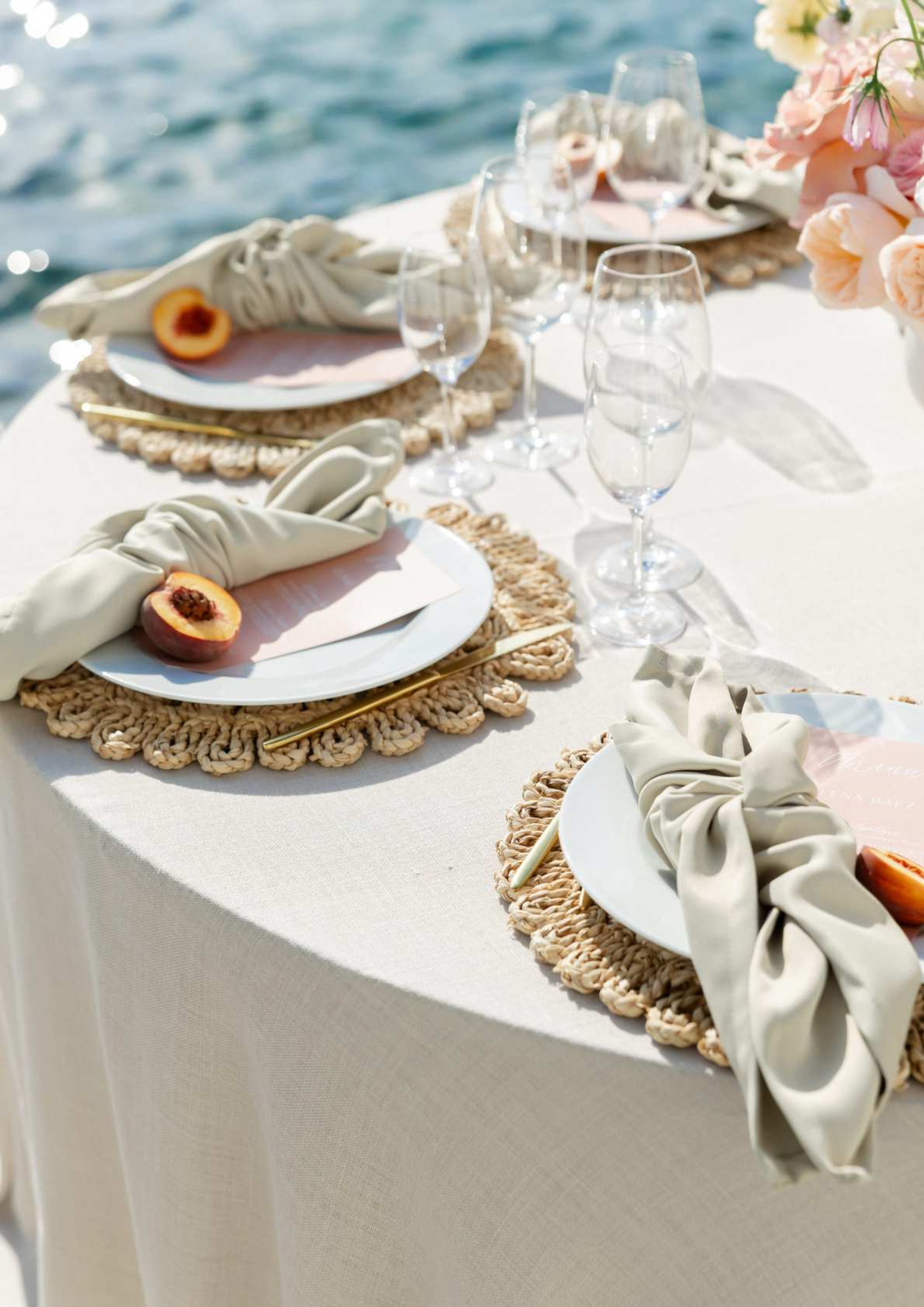 White round tablecloth 2