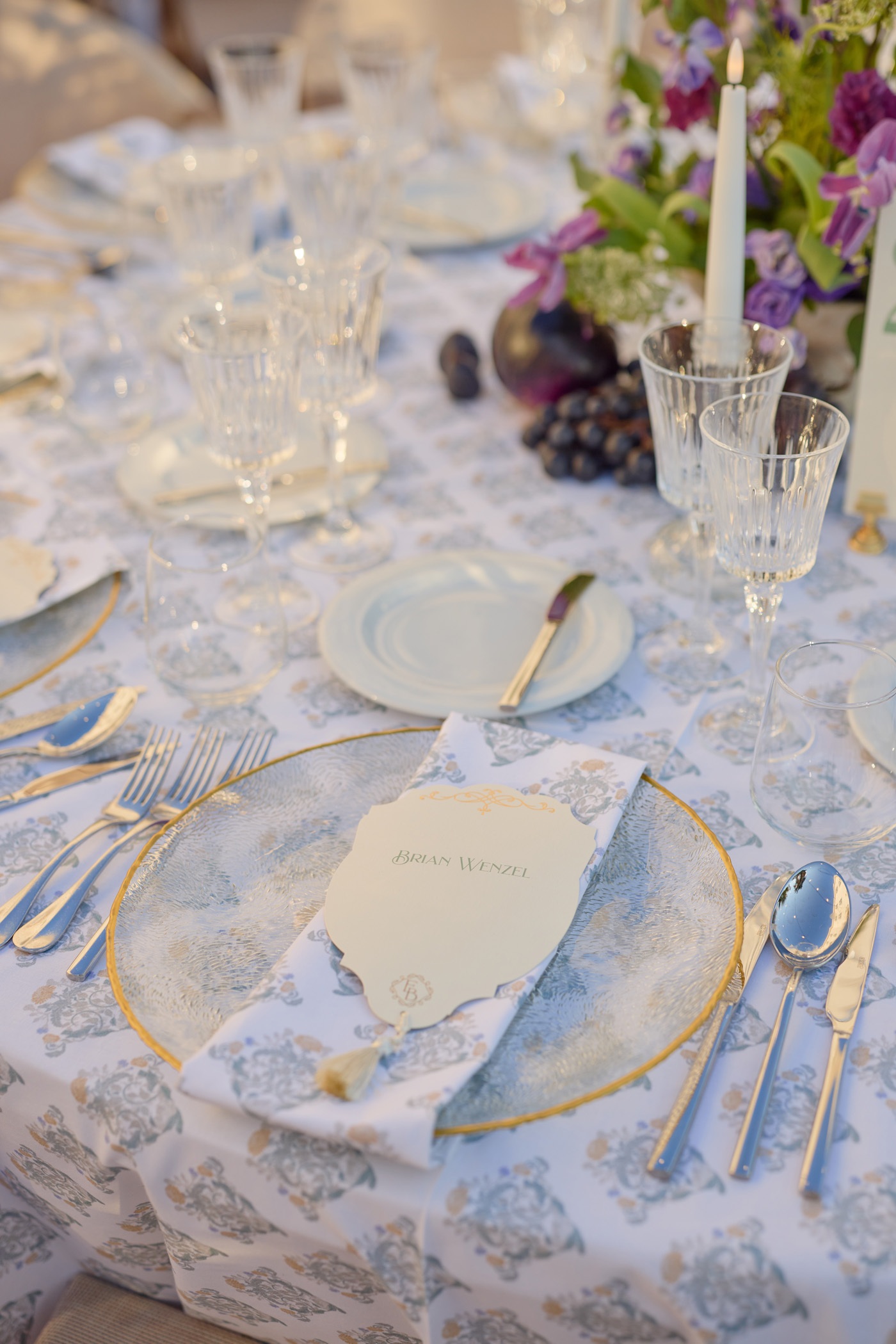 Round tablecloth with pattern