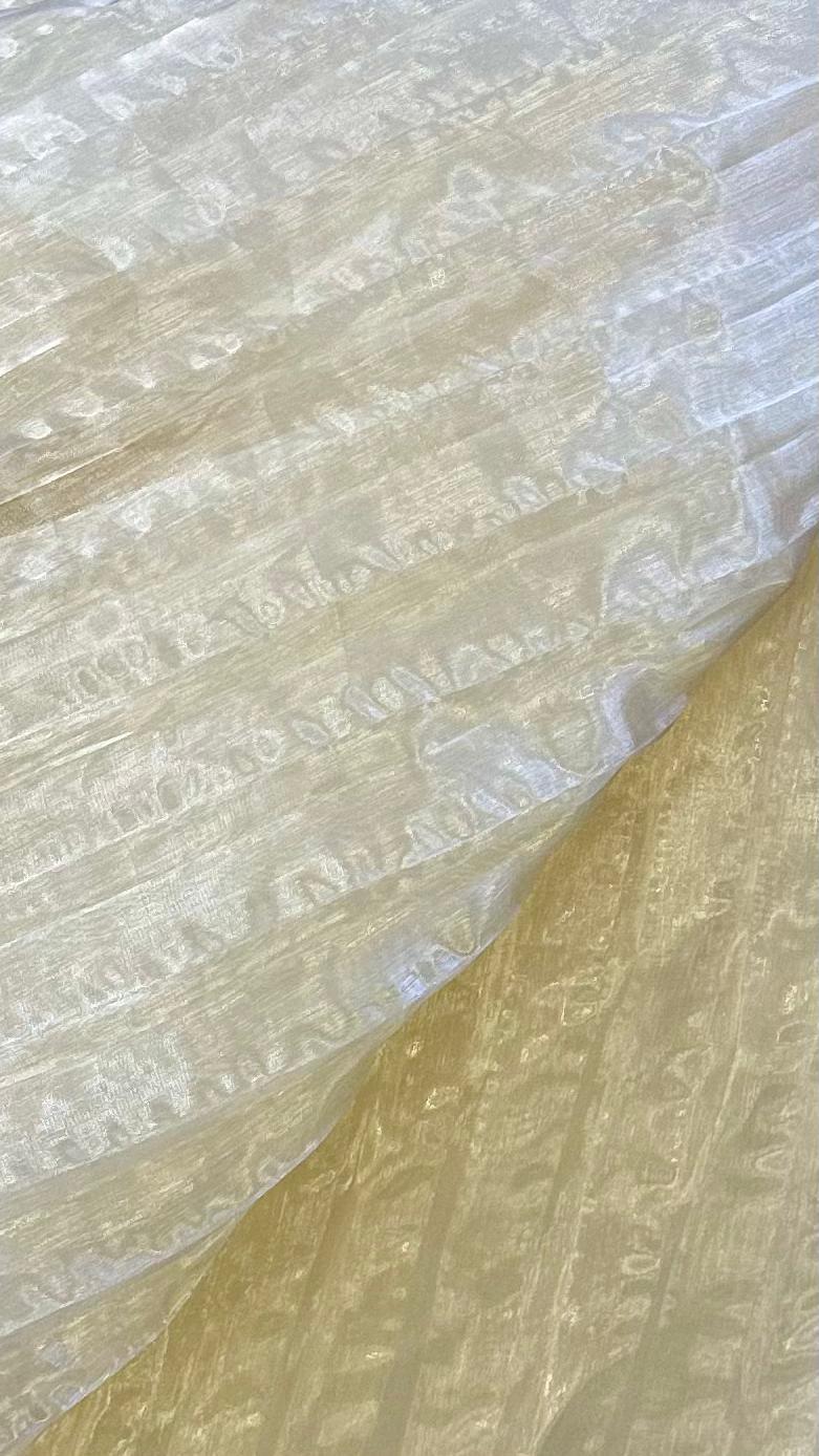 Svijetlo bež organdi s naborima