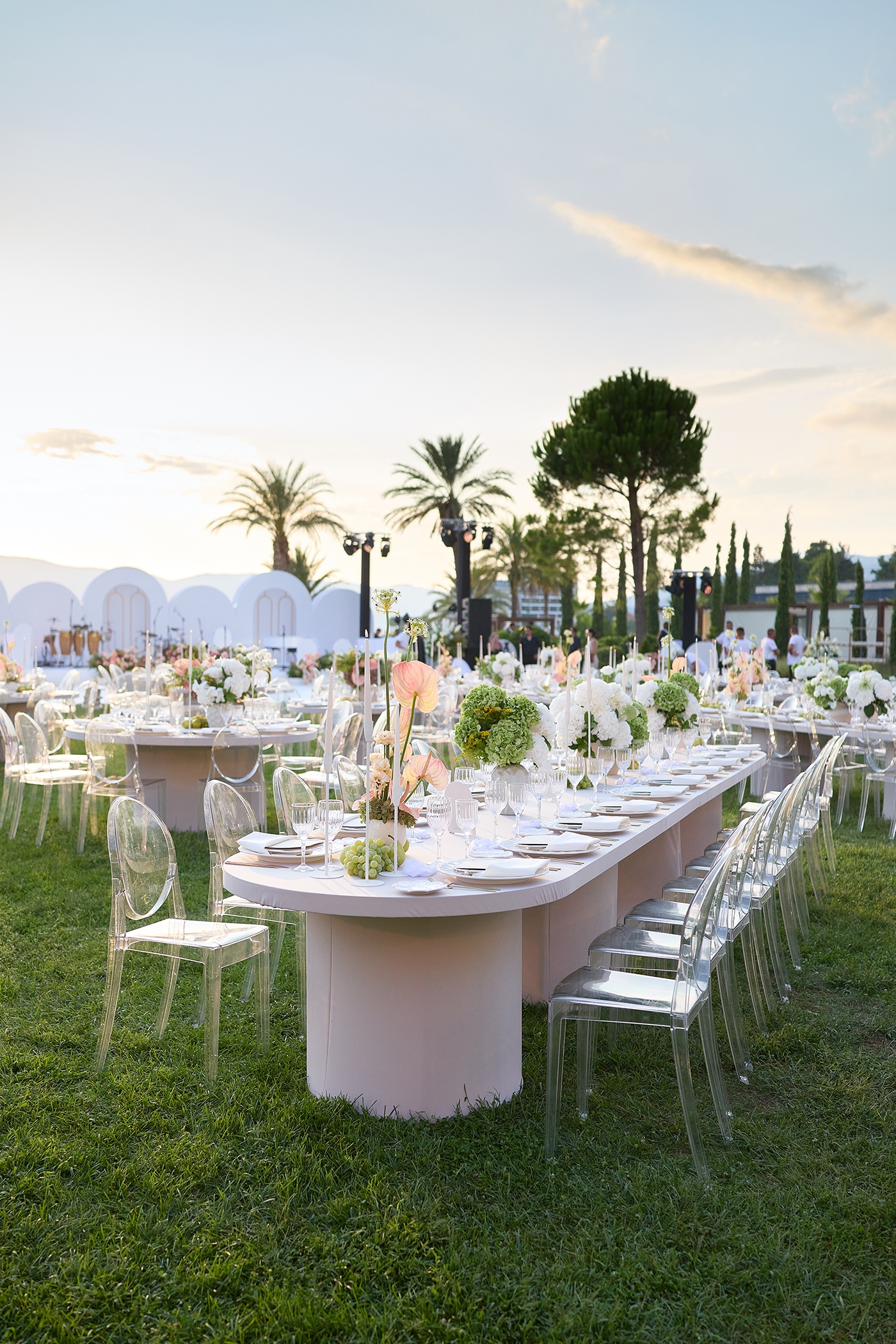 Upholstered tables of various sizes / round and oval