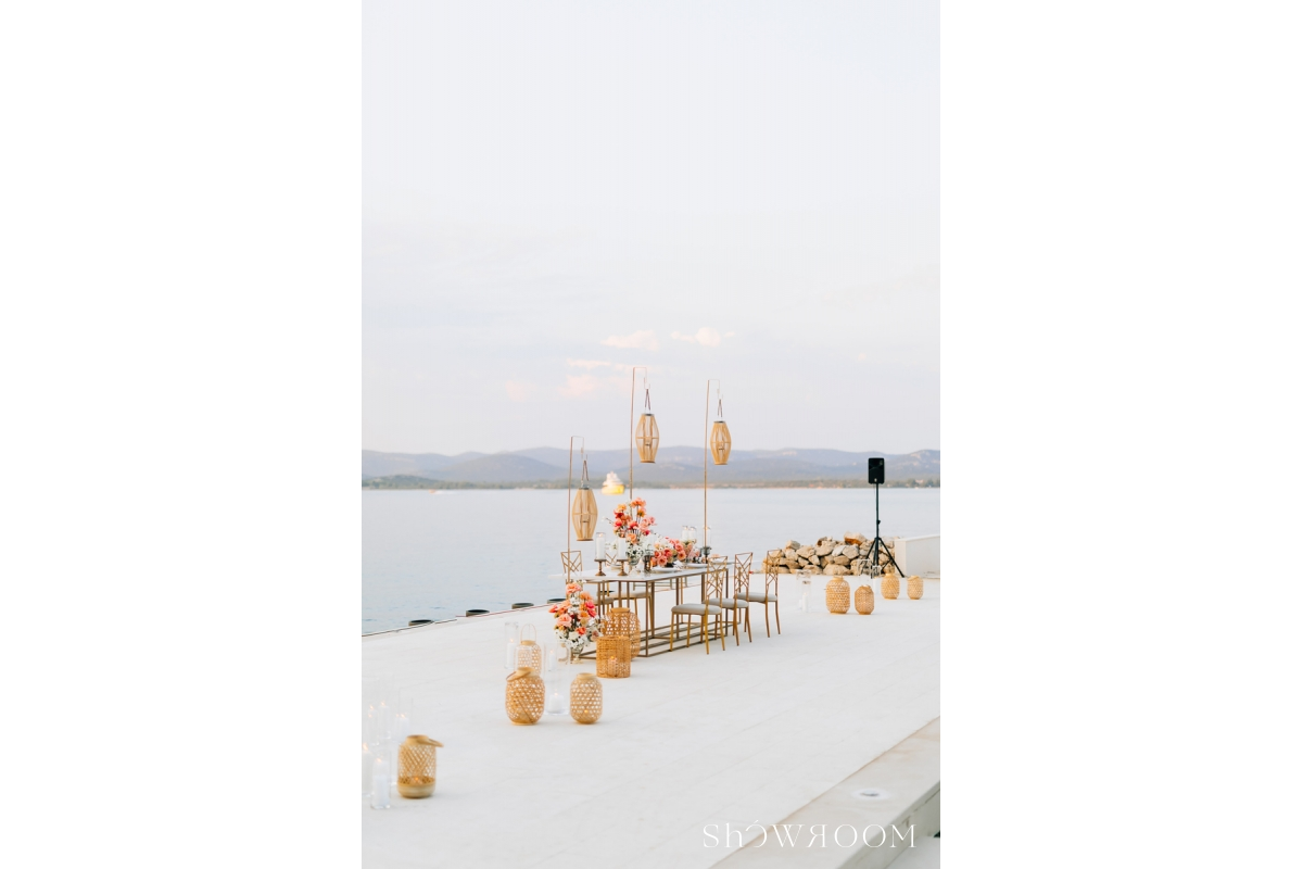 Intimate dinner by the sea