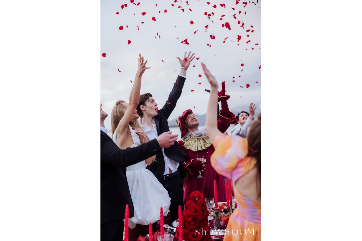 Lavish escape: Theatrical wedding of love and freedom